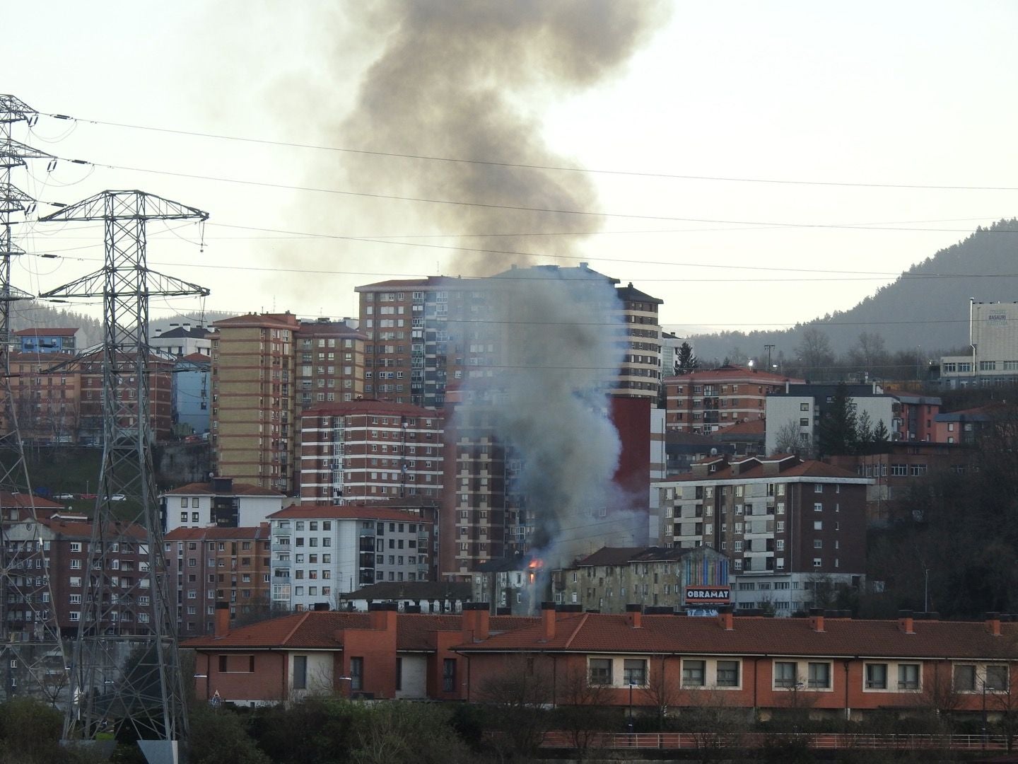 Las imágenes del incendio en un bloque de viviendas en Basauri