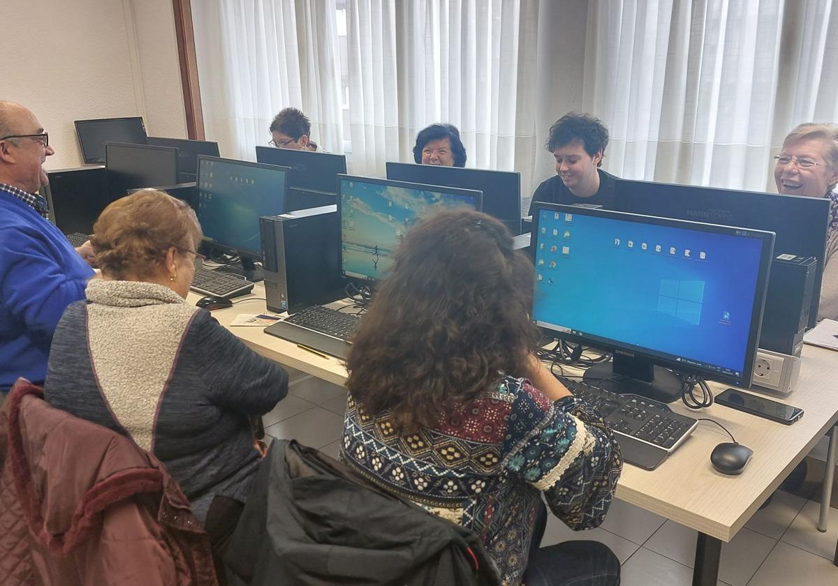 Asistentes a un taller municipal de informática.