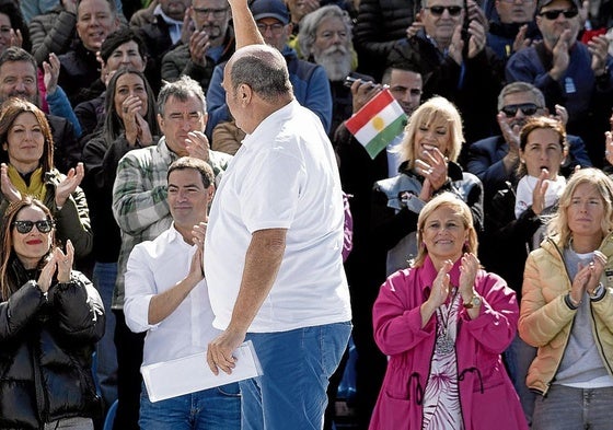 El presidente del PNV, Andoni Ortuzar, con Esteban a su espalda, en la grada del último Alderdi Eguna en Foronda.