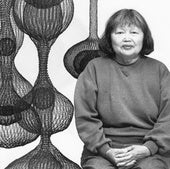 Ruth Asawa, conocida como 'la dama de la fuente', con algunas de sus características esculturas flotantes hechas con alambre.