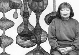 Ruth Asawa, conocida como 'la dama de la fuente', con algunas de sus características esculturas flotantes hechas con alambre.