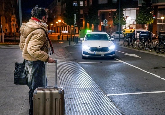 Una viajera espera la llegada de un taxi en la parada de la estación de autobuses de Vitoria.