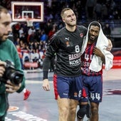 Tadas Sedekerskis felicita con un abrazo a Kamar Baldwin tras la victoria ante el Barcelona.