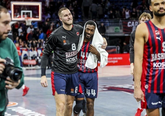 Tadas Sedekerskis felicita con un abrazo a Kamar Baldwin tras la victoria ante el Barcelona.