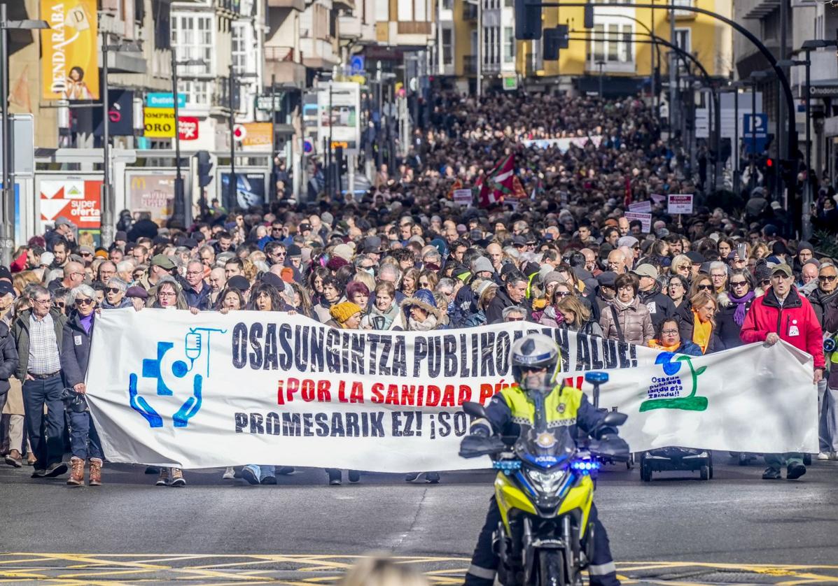 Manifestación de la plataforma Osasun Publikoa Aurrera en Vitoria