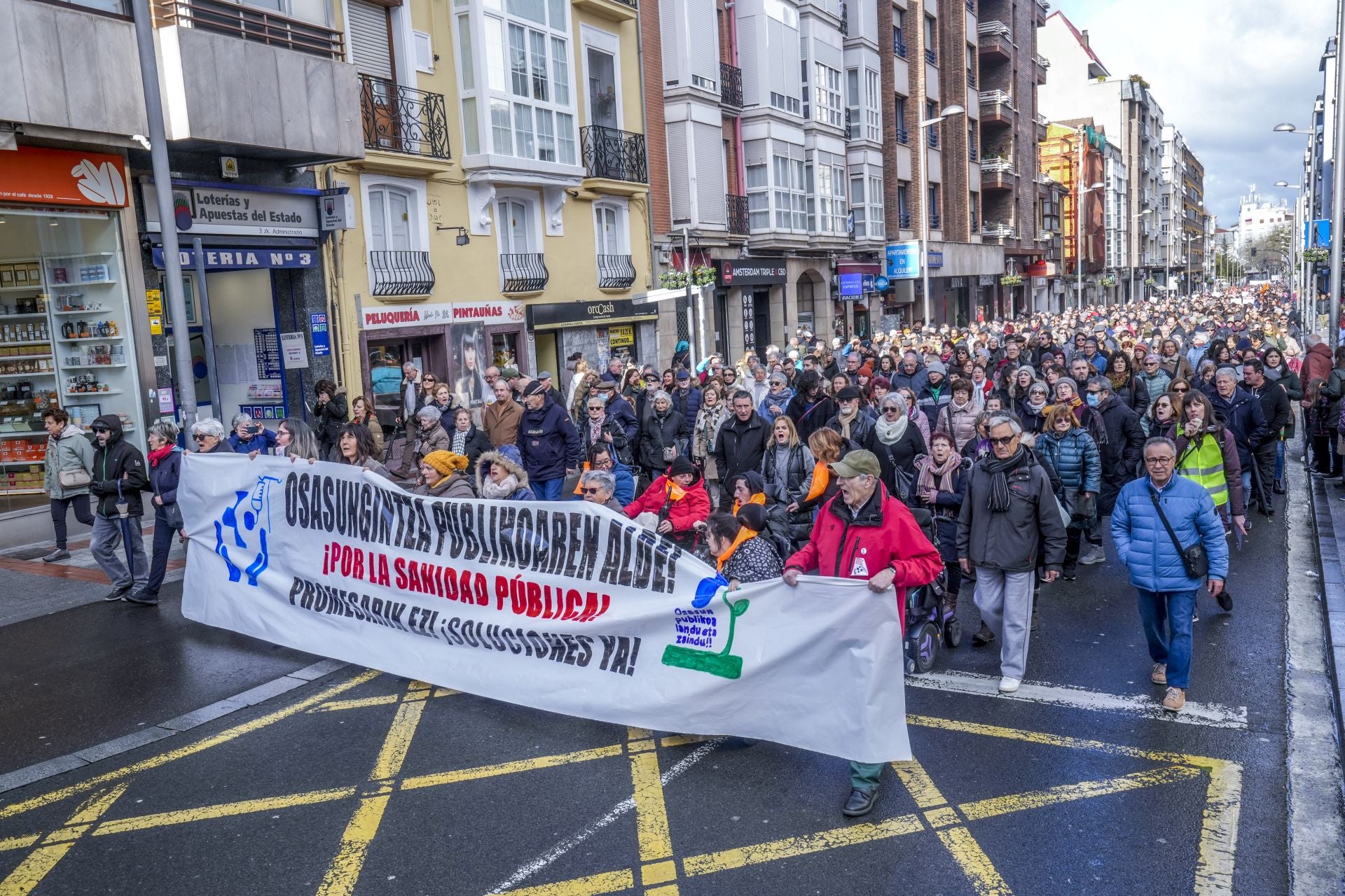 Multitudinaria manifestación en Vitoria contra el «desmantelamiento de la sanidad pública»