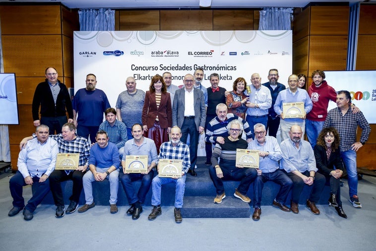 Foto de familia de todos los cocineros y txokos premiados junto con patrocinadores y organizadores en el estrado.