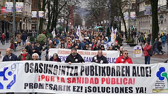 Miles de personas se manifiestan en las capitales vascas contra «el desmantelamiento de la sanidad pública»
