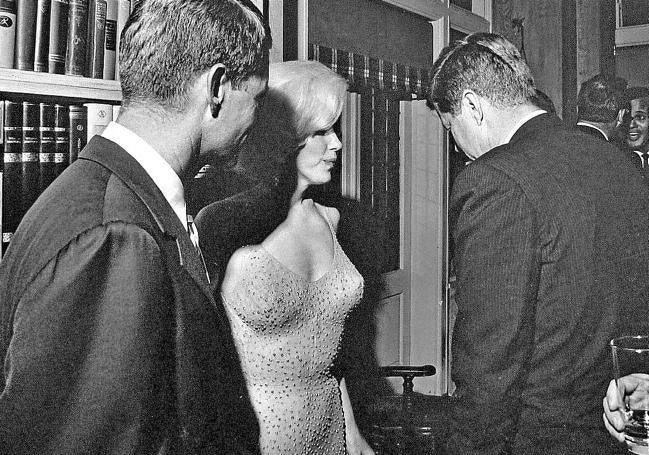 19 de mayo de 1962. Marilyn Monroe, entre los hermanos Kennedy en la fiesta a la que acudió tras cantar el 'Cumpleaños feliz' al presidente en el Madison Square Garden, un momento crucial en la novela.