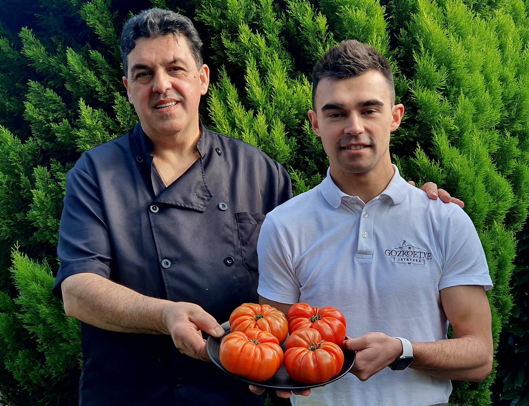 Sergio Sampedro, cocinero del restaurante Gozkoetxe, y su hijo Aritz, responsable del local.