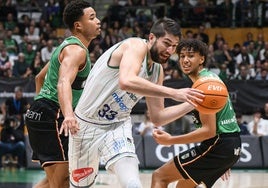 Killian Tillie intenta pasar el balón en el partido de la ACB contra el Joventut.
