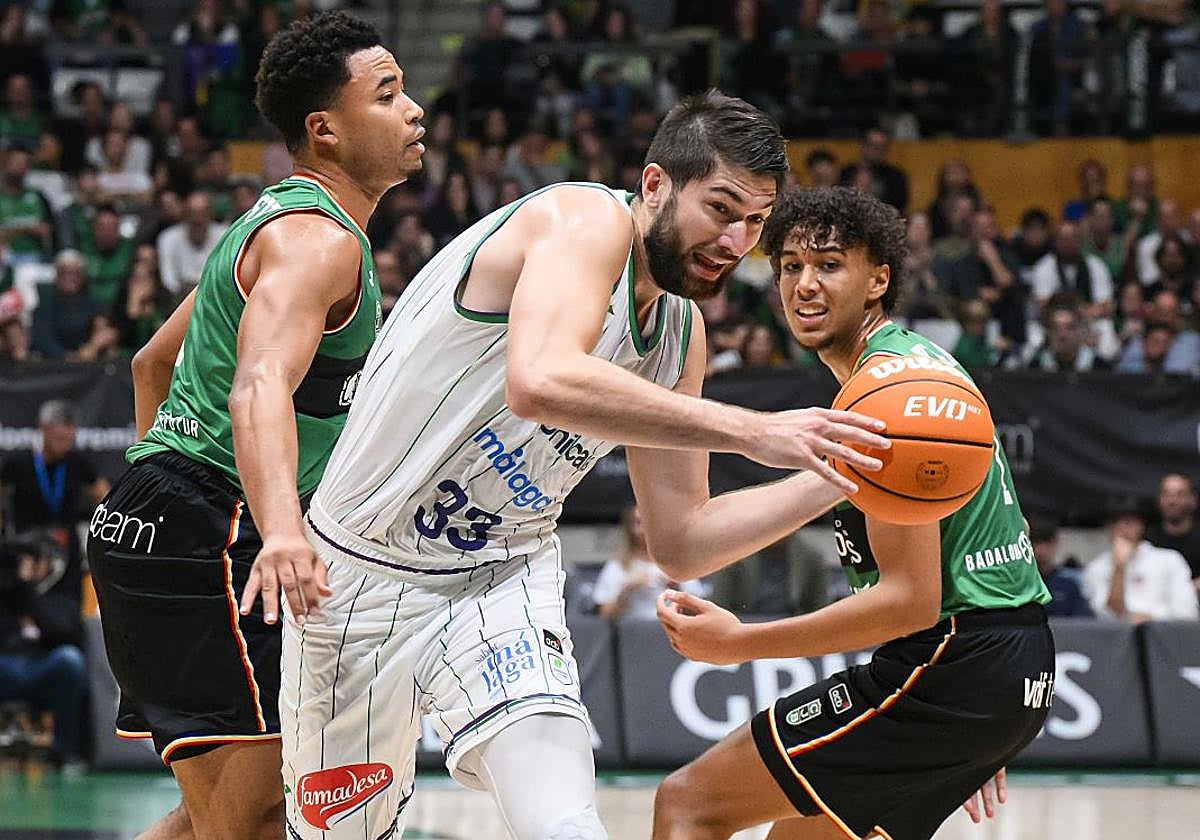Killian Tillie intenta pasar el balón en el partido de la ACB contra el Joventut.
