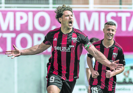 Álex Valiño celebra un gol con el Arenas la temporada pasada.