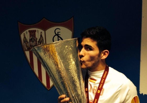 Jairo Samperio besando la Europa League que ganó en 2014 con el Sevilla.