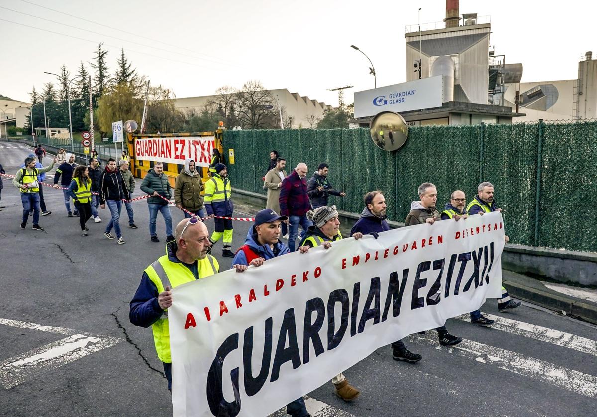 Trabajadores de Guardian Llodio, durante la manifestación del pasado viernes contra el cierre