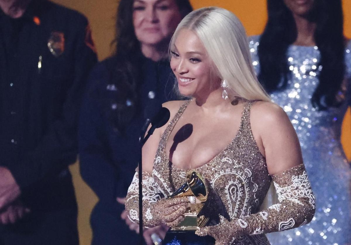 Beyoncé recoge el premio al álbum del año, ayer en Los Ángeles.