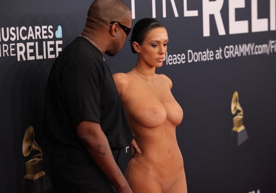 El desnudo integral de la pareja de Kanye West, un castillo en la cabeza, críticas a Trump... los momentazos de la gala de los Grammy