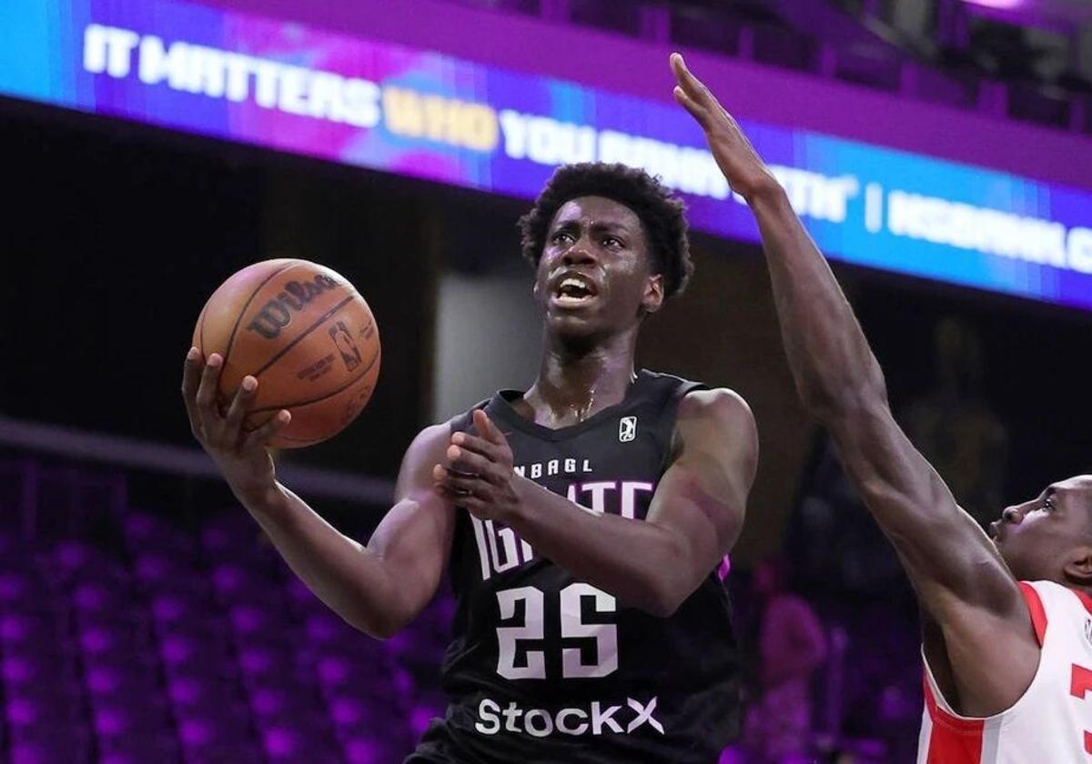 Sidy Cissoko culmina una bandeja durante un encuentro con el Ignite de la Liga de Desarrollo NBA.