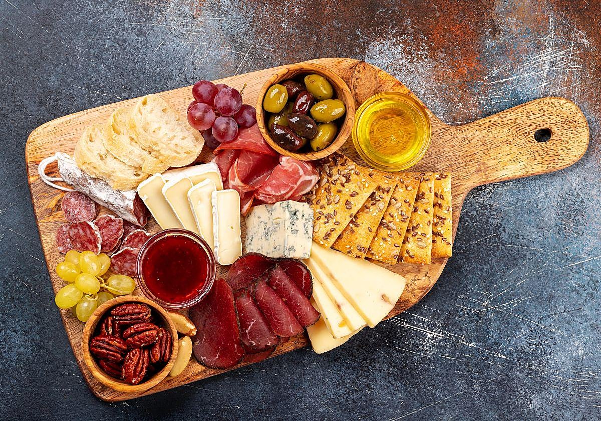 Ni papel de film ni de aluminio: el truco definitivo para conservar el queso y el embutido