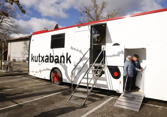 La oficina móvil de Kutxabank, en un autobús, visita Gopegi