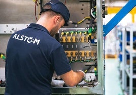 Un trabajador en la planta de Alstom en Trápaga