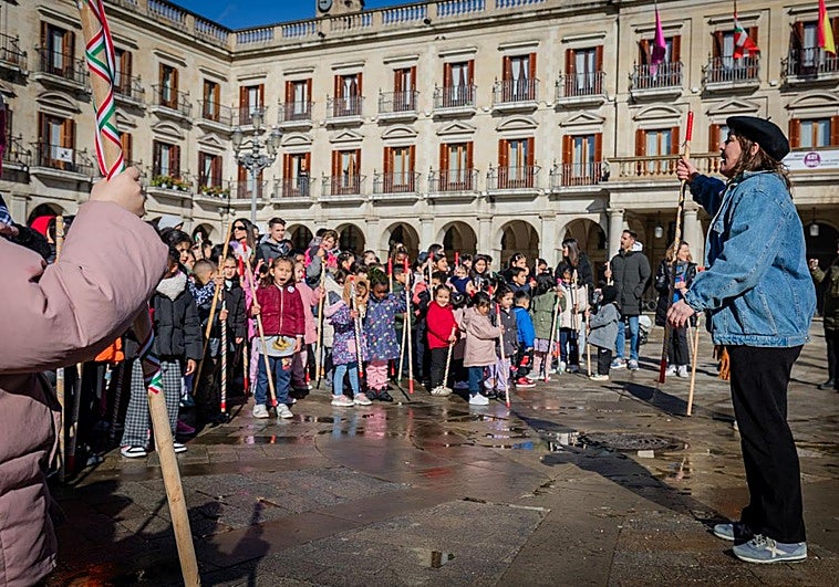 Los escolares cantan a Santa Águeda
