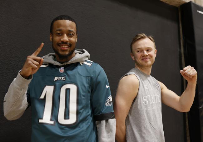Mars, con la camiseta de sus Eagles, y Frey posan en la cancha de entrenamiento del Bilbao Basket.