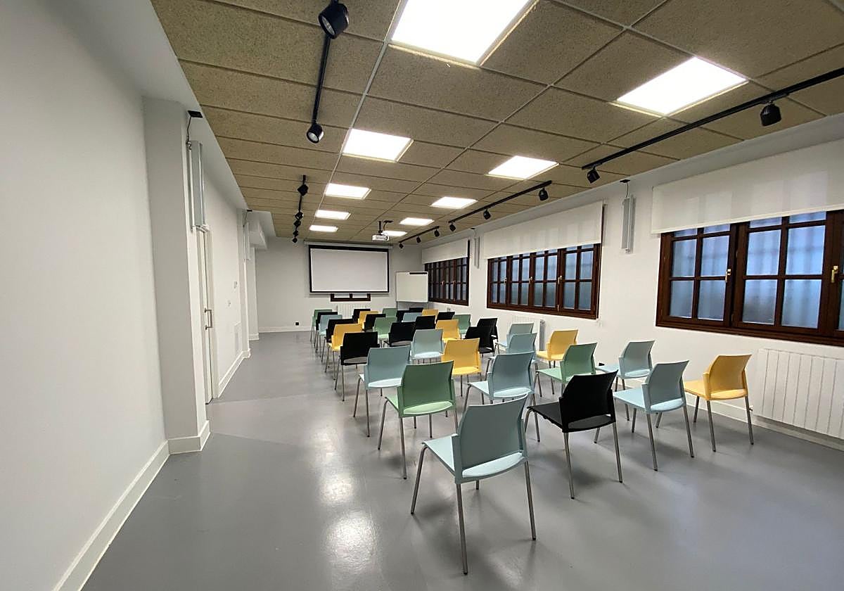 Se organizan charlas, proyecciones y talleres en el aula.