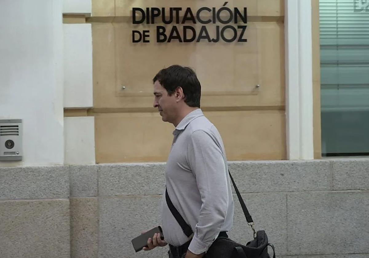 El hermano de Pedro Sánchez renuncia a su puesto de trabajo en la Diputación de Badajoz