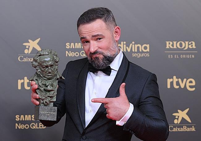 Urko Olazabal con el Goya a mejor actor de reparto de 2022 por 'Maixabel'.
