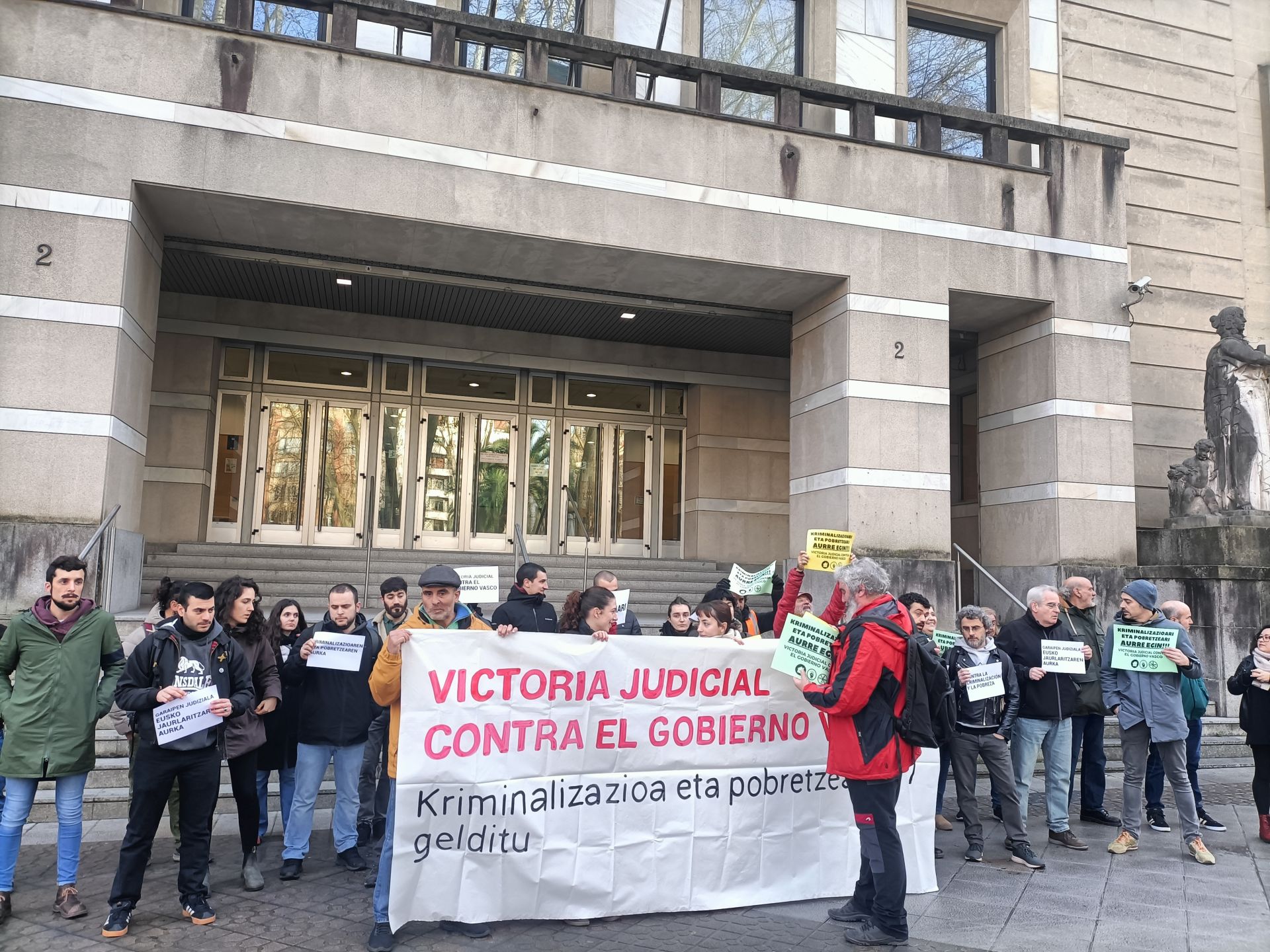 Concentración de las entidades sociales denunciantes frente al Palacio de Justicia.