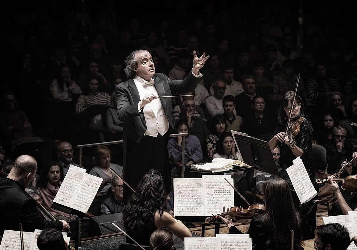 Juanjo Mena dirige a la Orquesta Sinfónica de Madrid ayer en Valencia, donde interpretaron la Novena de Beethoven.