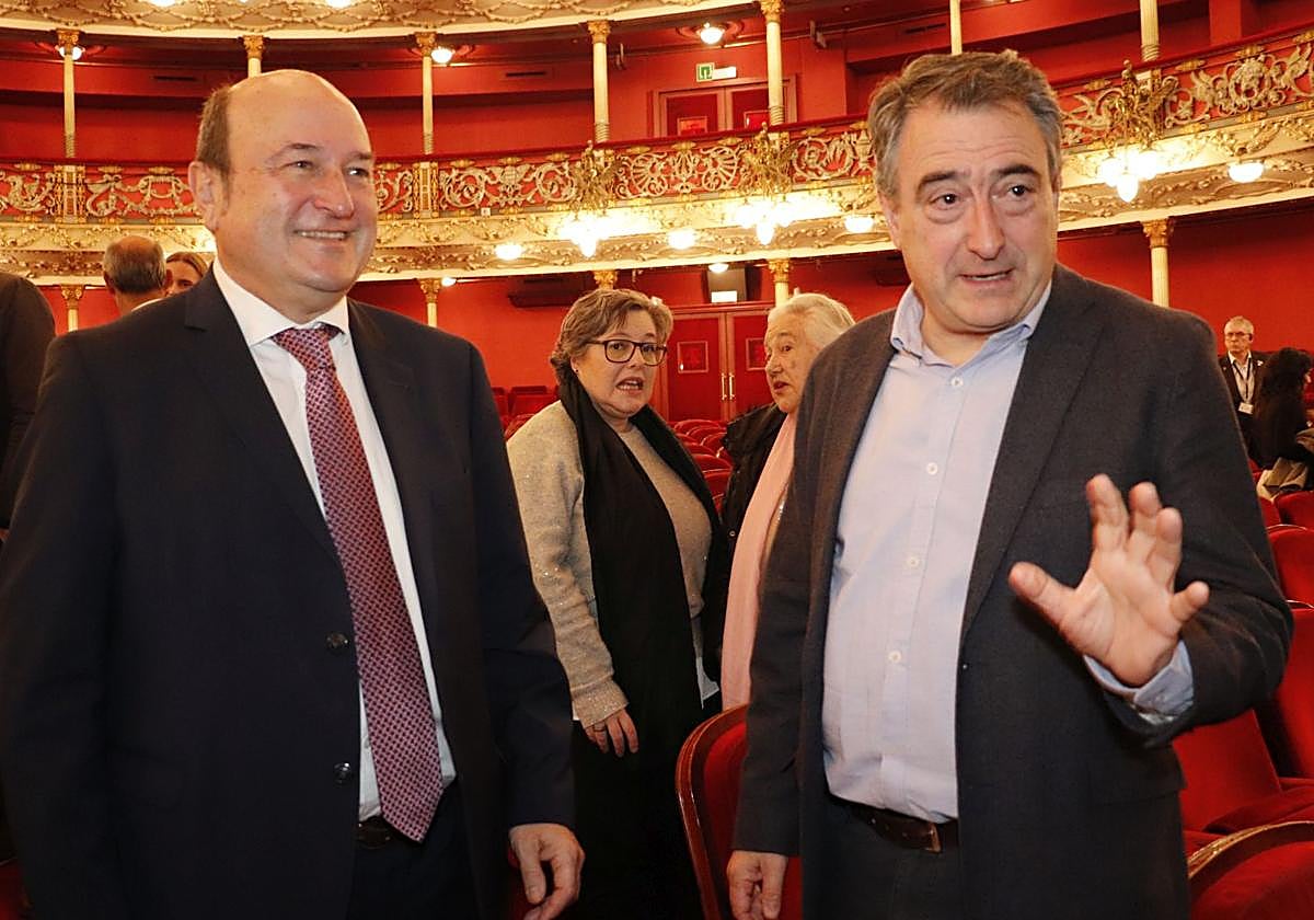 Rivales y «amigos». Andoni Ortuzar y Aitor Esteban, en su última imagen juntos, durante la entrega de premios de la Fundación Sabino Arana.