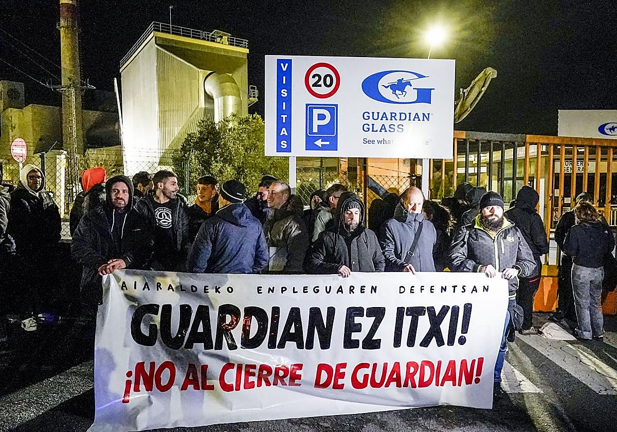 Trabajadores de Guardian protestan frente a la fábrica.