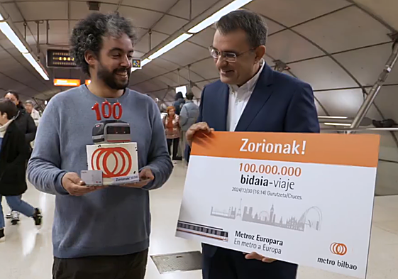 Borja posa con el director de Metro Bilbao, Eneko Arruebarrena.