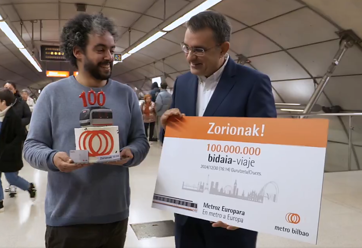 Borja posa con el director de Metro Bilbao, Eneko Arruebarrena.