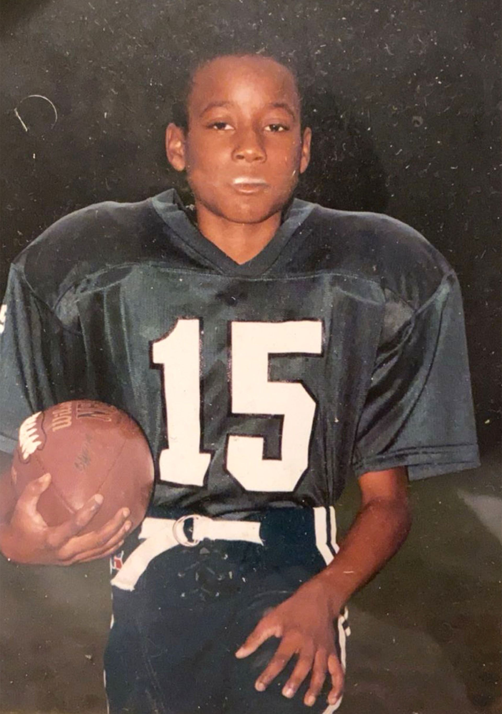Muhammad-Ali Abdur-Rahkman, con el uniforme del equipo de fútbol americano de su escuela.