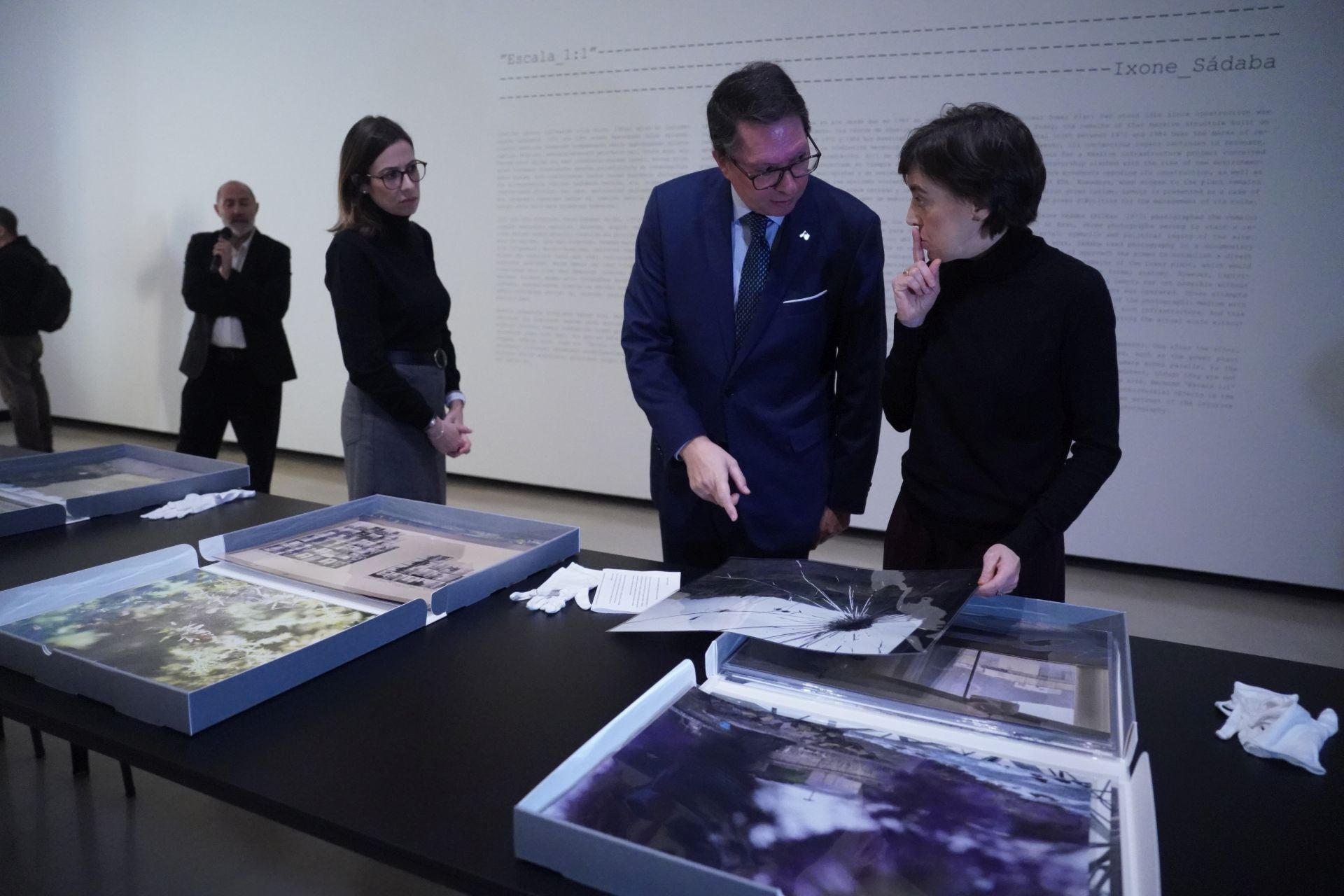 El concejal Gonzalo Olabarria con Ixone Sádaba.