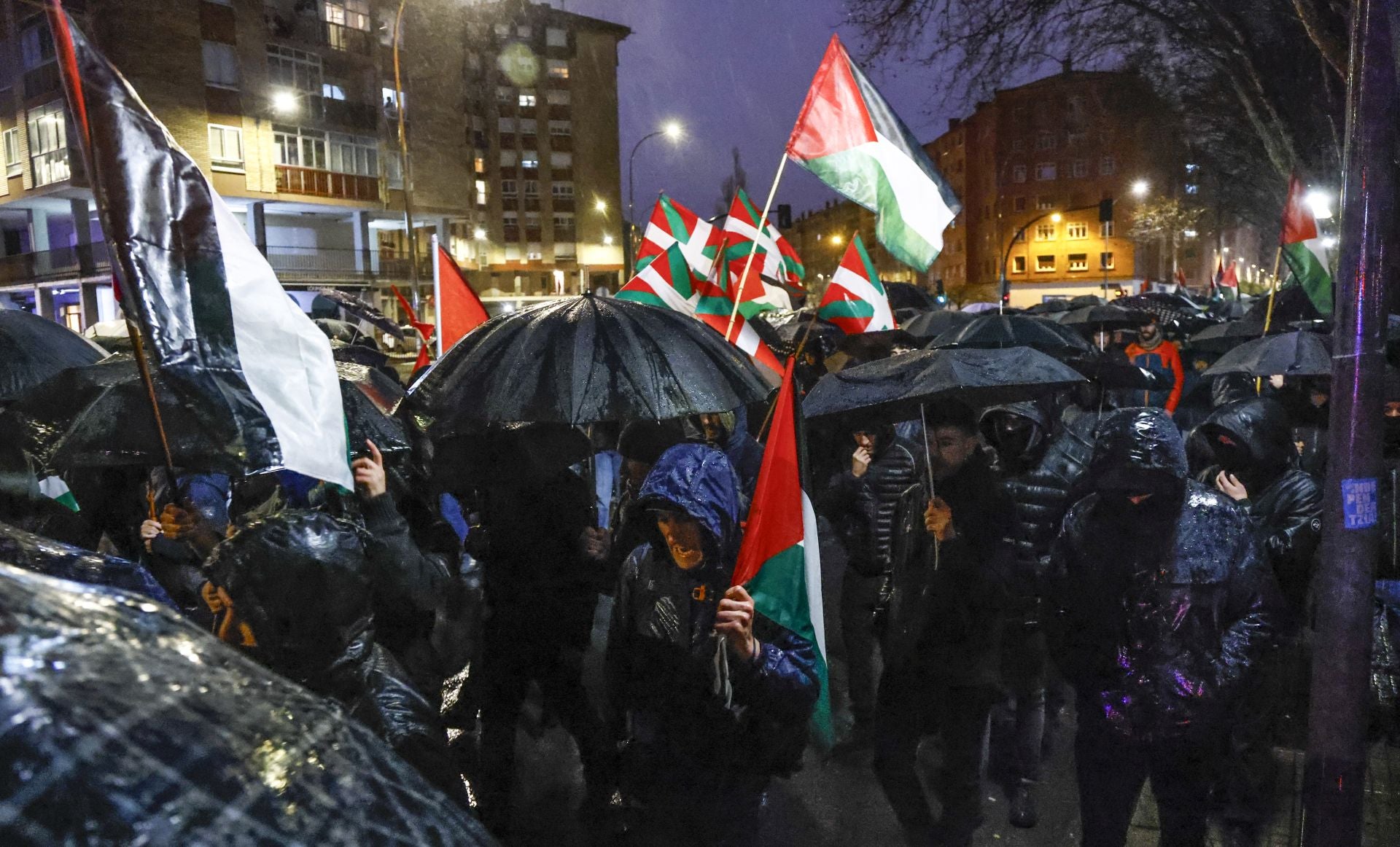 Las imágenes de la manifestación contra el Maccabi en Vitoria