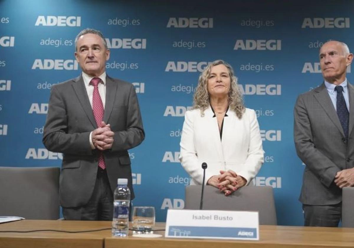 José Miguel Ayerza, director general de Adegi; Isabel Busto, presidenta de la patronal guipuzcoana, y Patxi Sasigain, responsable de competitividad, en la presentación de este viernes de la encuesta de coyuntura.