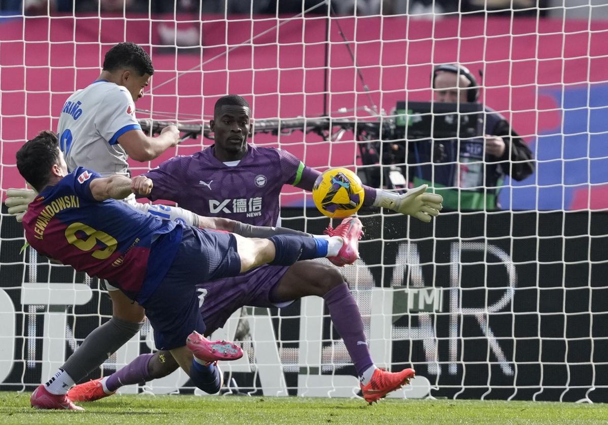 Owono tapa la portería ante el disparo de Lewandowski en el partido ante el Barcelona.
