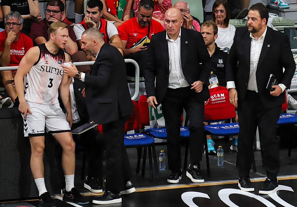 Javi Salgado da instrucciones a Harald Frey.