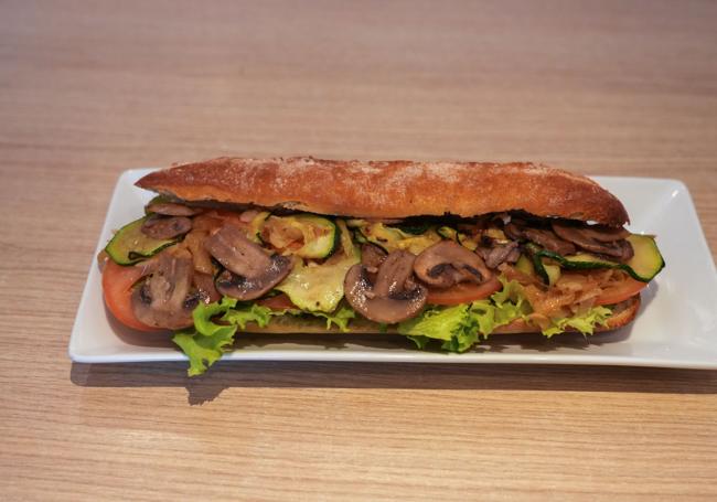 Bocadillo vegano de lechuga, tomate, calabacin y champiñones.