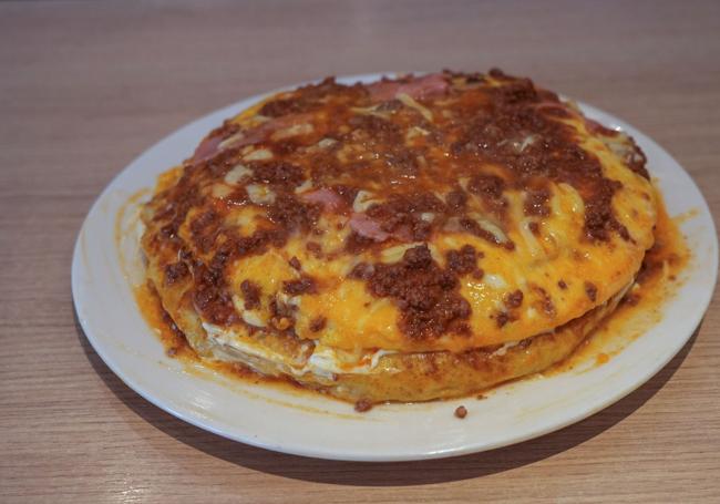 Tortilla de patata con carne picada, jamón york, queso y mahonesa. T