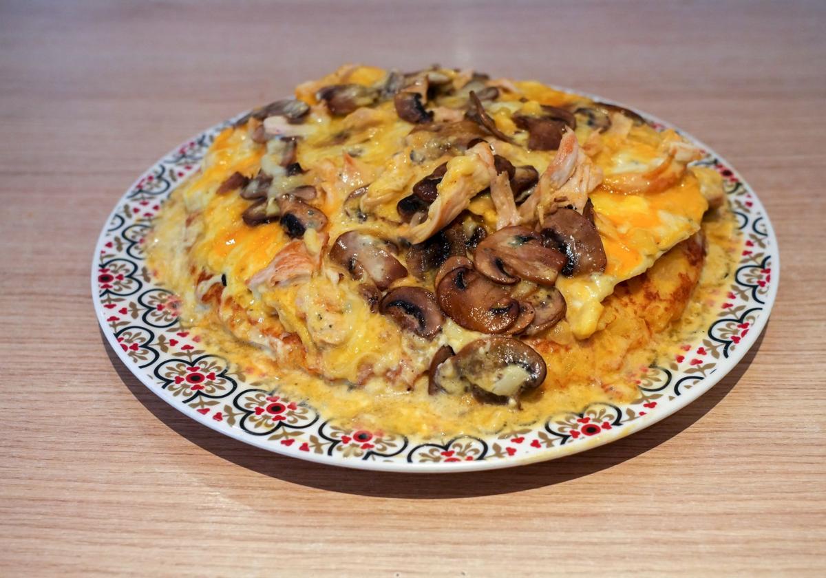 Tortilla de patata con queso roquefor, pechuga de pollo y champiñones.