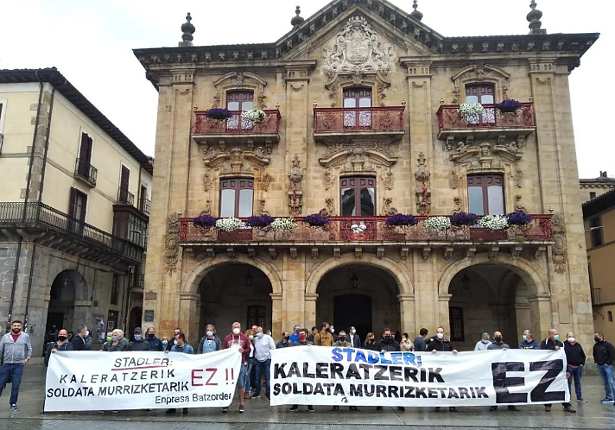 Protesta de los trabajadores de Stadler, en Oñati, durante la pandemia.