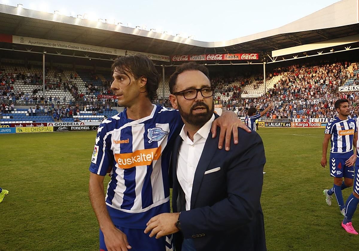 José Bordalás celebra con Sergio Pelegrín el triunfo ante el Real Oviedo en la temporada 2015/16.