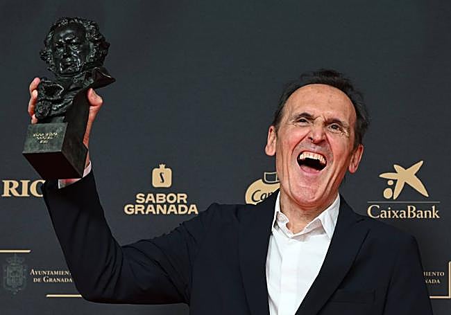 El compositor Alberto Iglesias con su duodécimo Goya por la música de 'La habitación de al lado'.