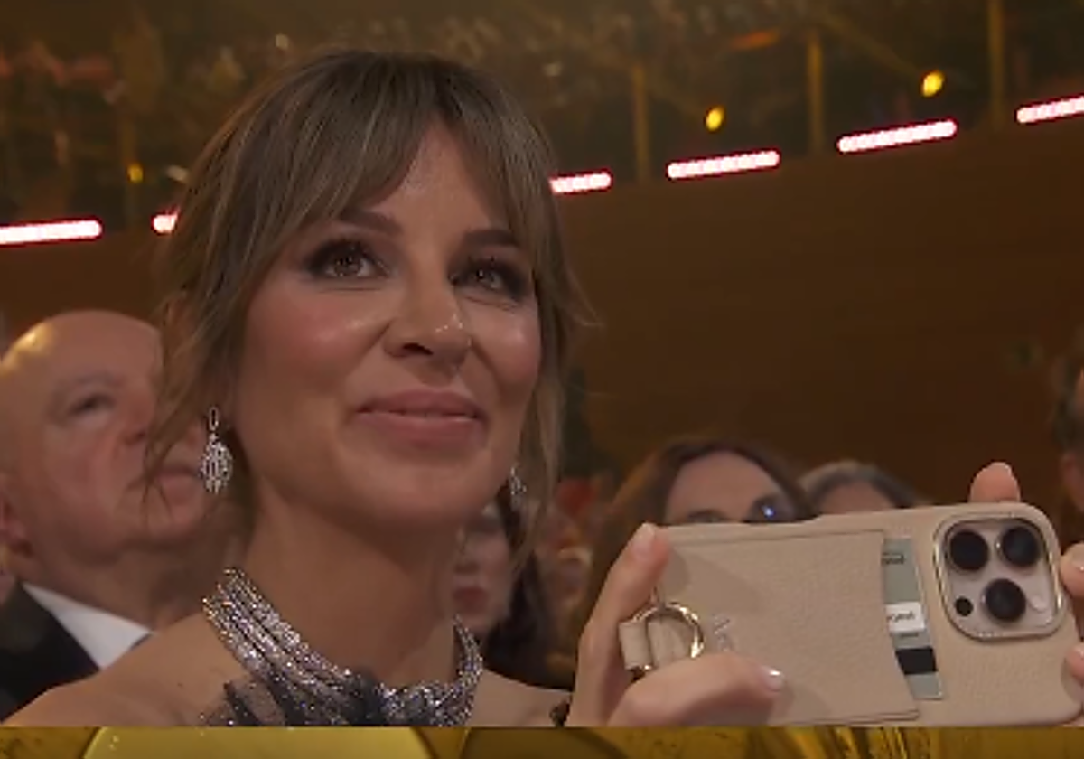 La emoción de Alejandra Silva al recoger Richard Gere su Goya Internacional