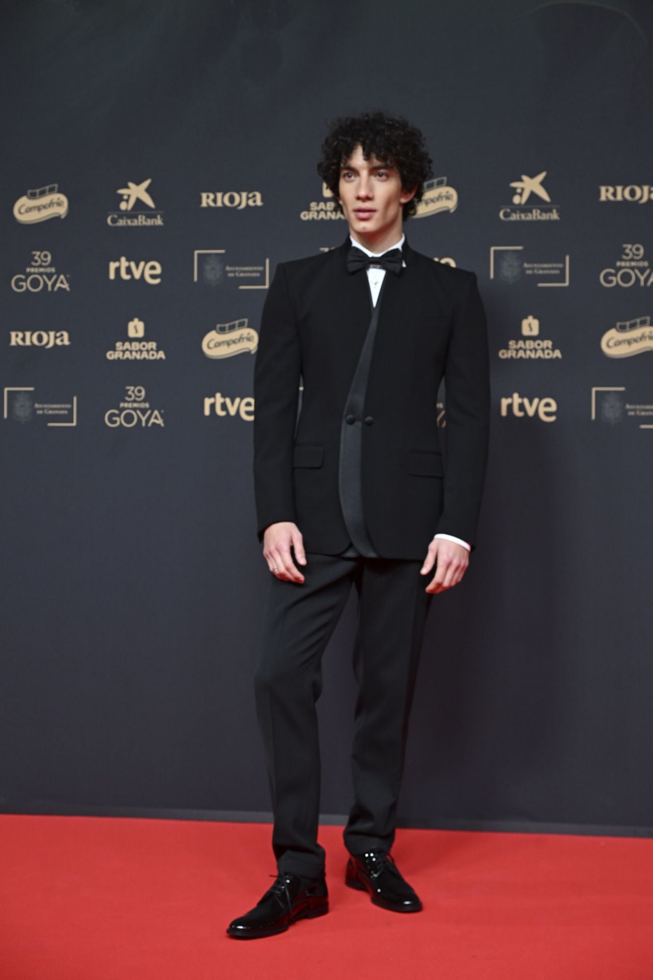 El actor chileno Jorge López ha optado por un traje chaqueta de corte minimalista. Un look reinventado gracias a la solapa en raso, que aporta un aire moderno e innovador.